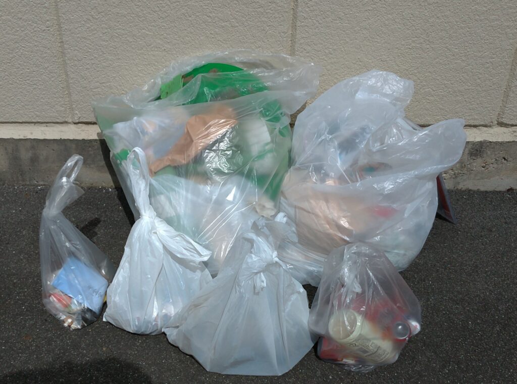 奈良公園で回収したごみの写真。空き缶やペットボトルが数多く捨てられていました。