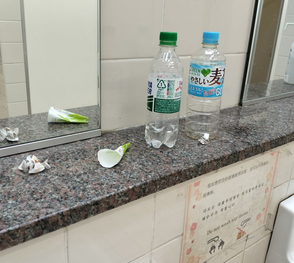 奈良公園のトイレに捨てられたペットボトル