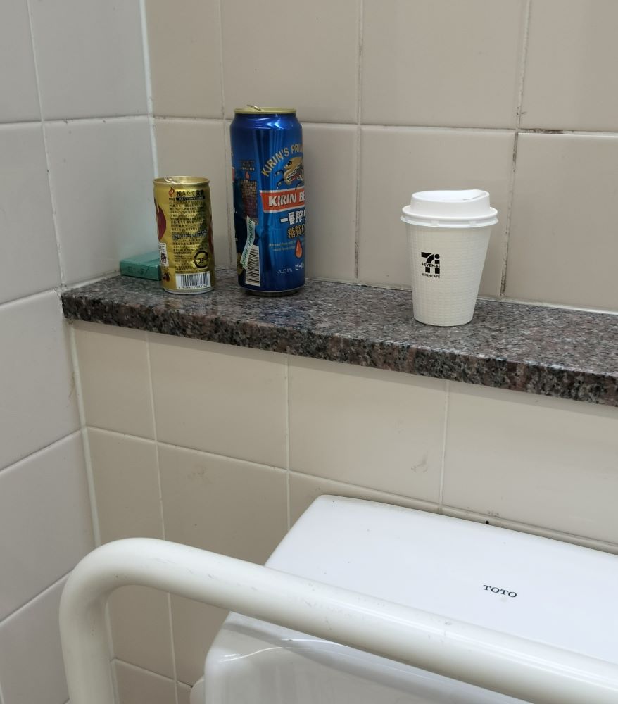 奈良公園のトイレに捨てられた空き缶