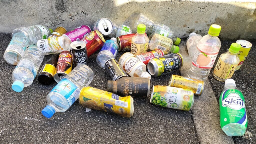 奈良公園にポイ捨てされた空き缶、ペットボトル