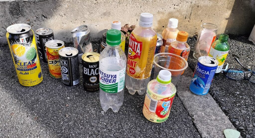 奈良公園に捨てられていた飲料の空き缶、ペットボトル