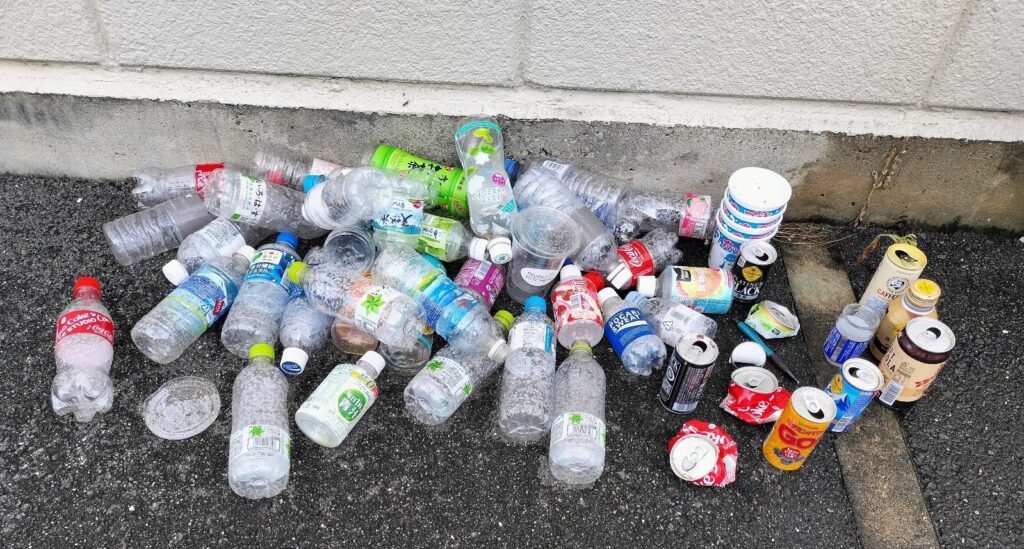 奈良公園内でポイ捨てされたペットボトル・空き缶を回収